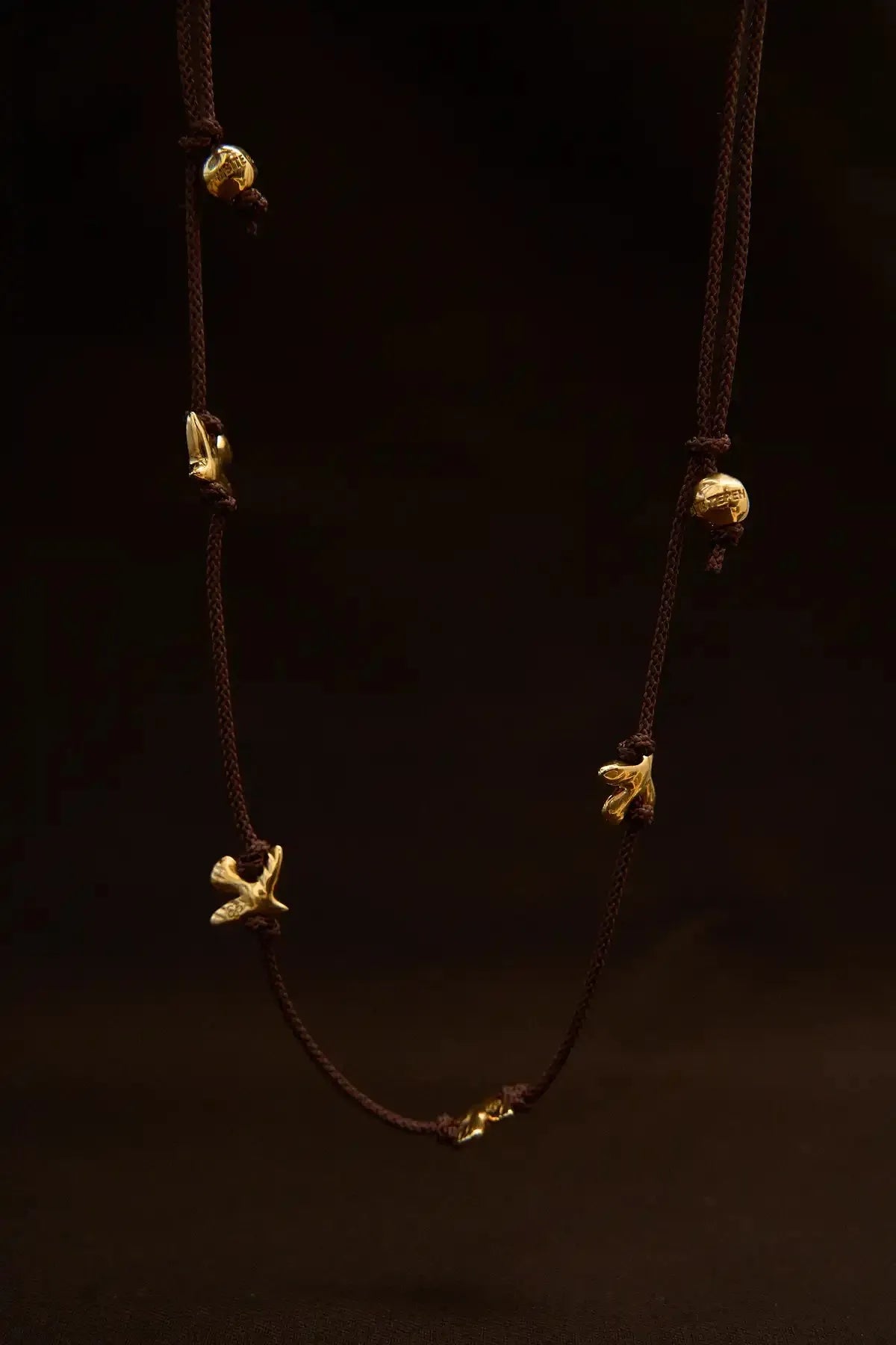 ERA BROWN NECKLACE WITH 4 GILDED BIRDS