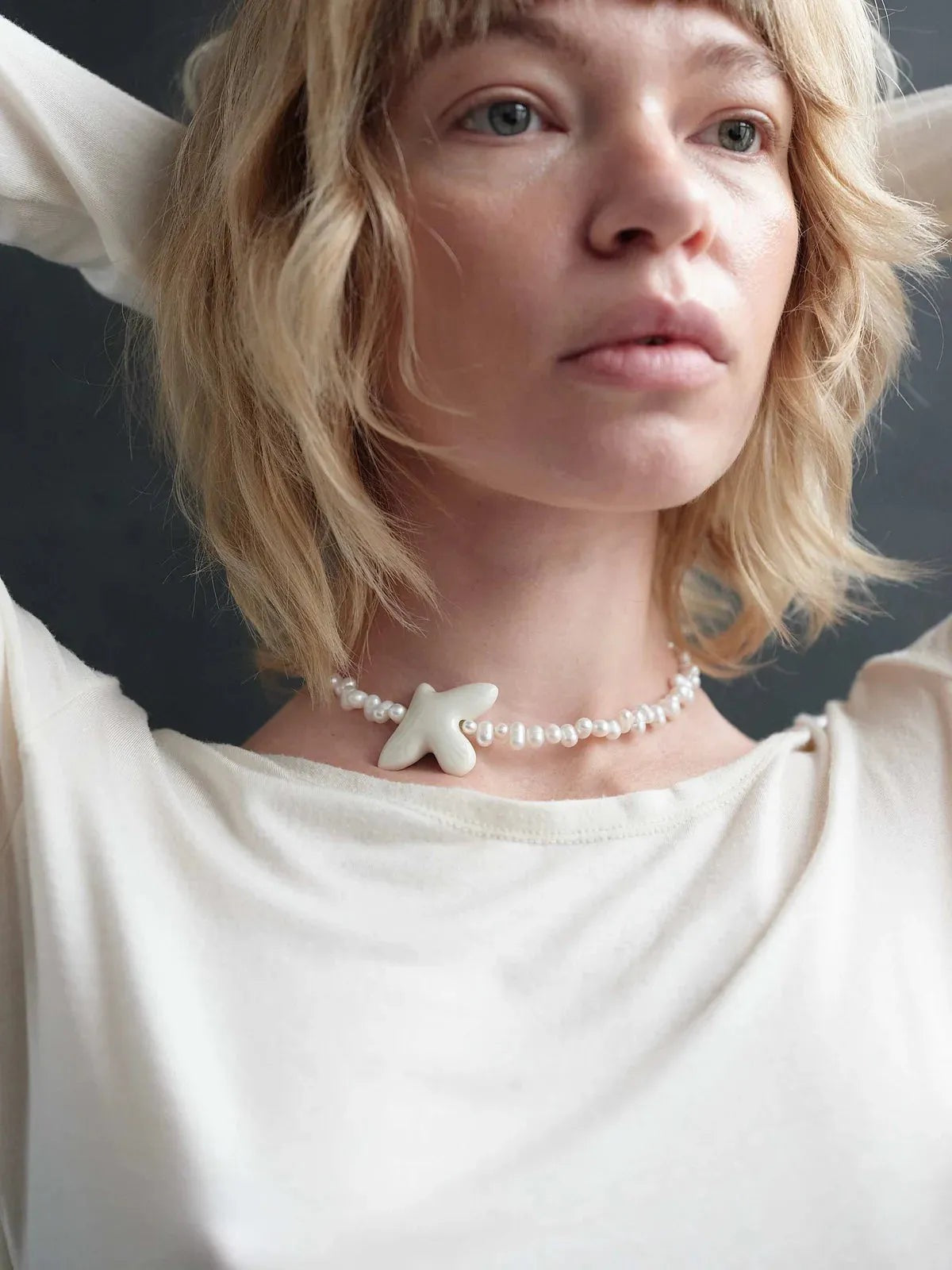 NECKLACE MYRNI WITH IRREGULAR PEARLS AND A BIRD