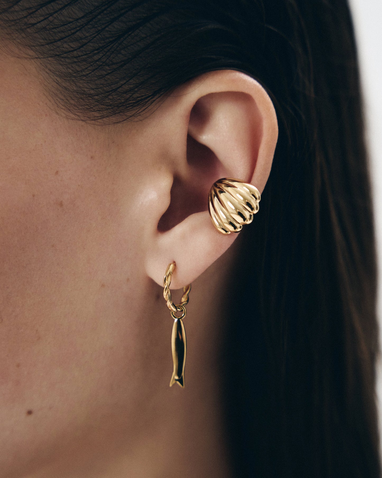 SHELL EAR CUFF GOLD