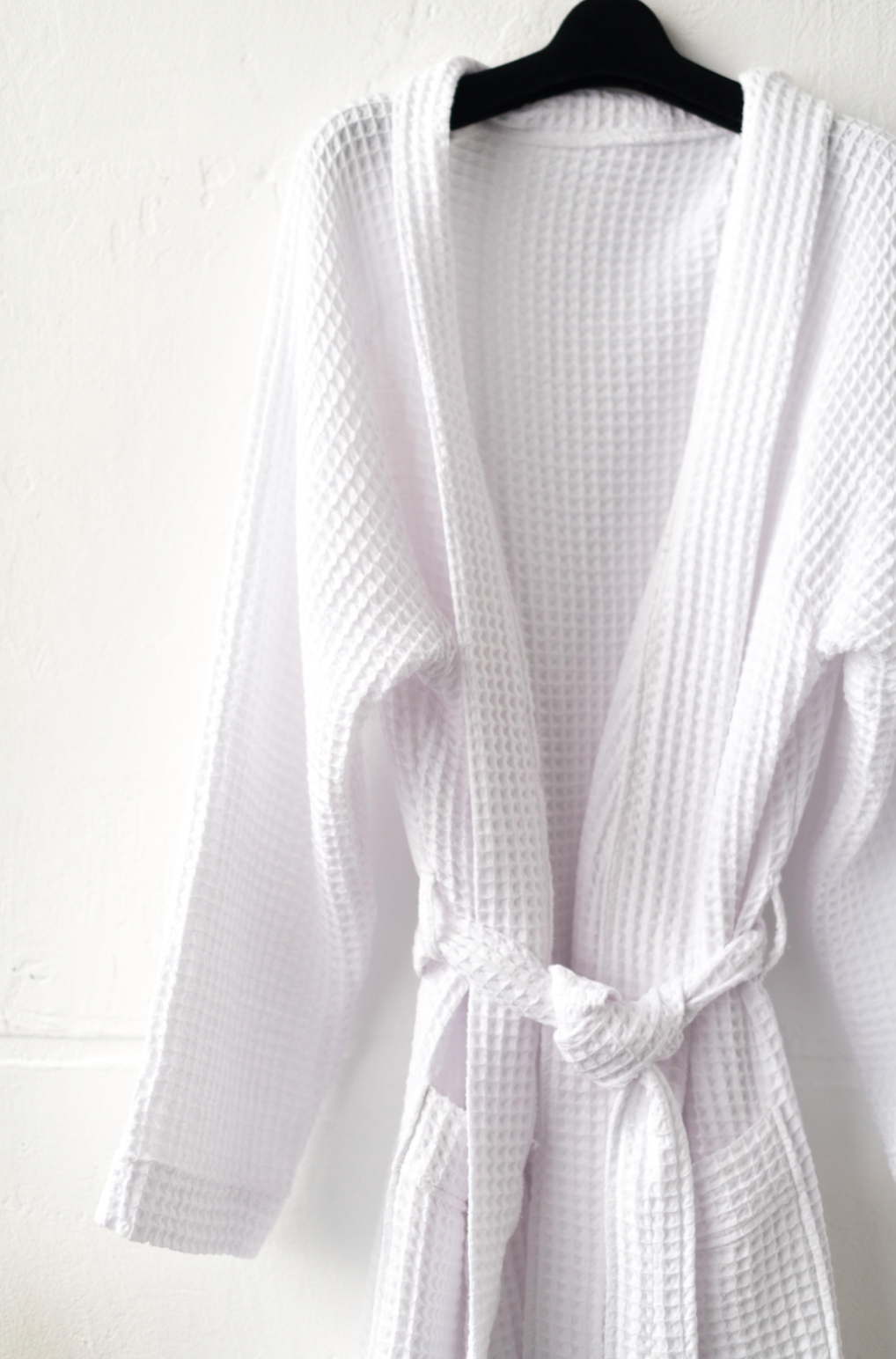 HOME ME WHITE WAFFLE BATHROBE