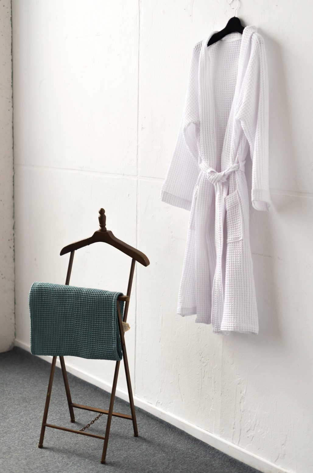 HOME ME WHITE WAFFLE BATHROBE