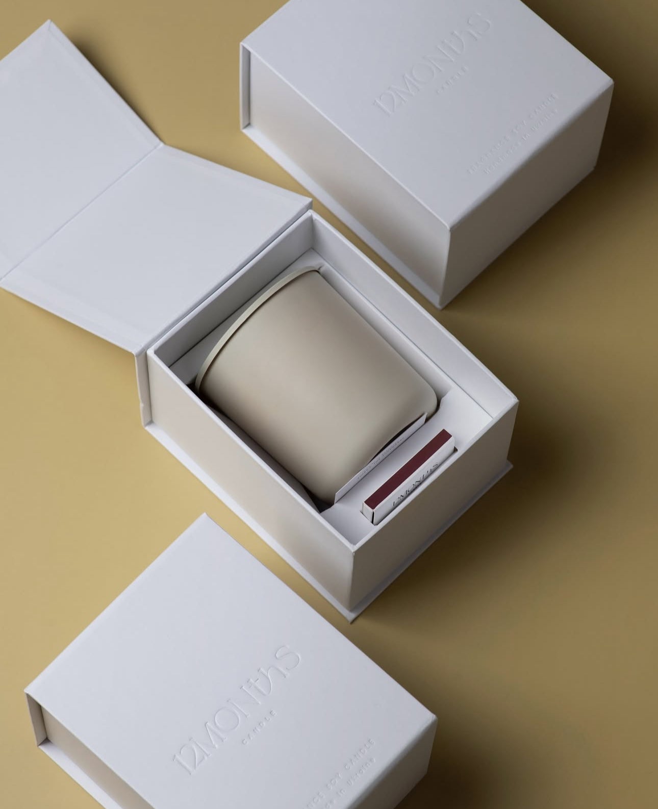 12 MONTHS WHITE GLOSSY CANDLE "DAHLIA PETALS SANDALWOOD"