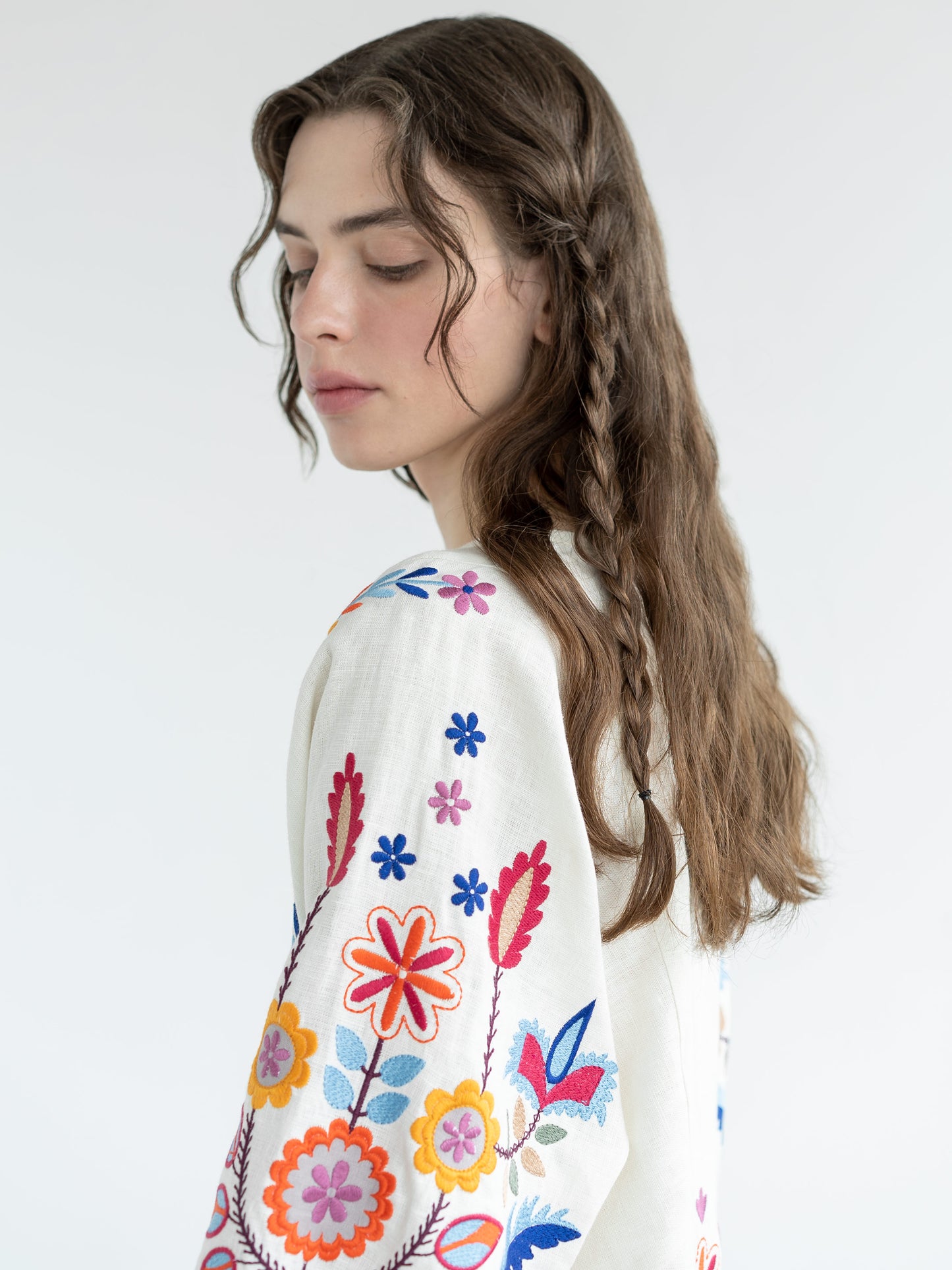 WHITE LINEN DRESS WITH FLORAL EMBROIDERY SOBACHKO